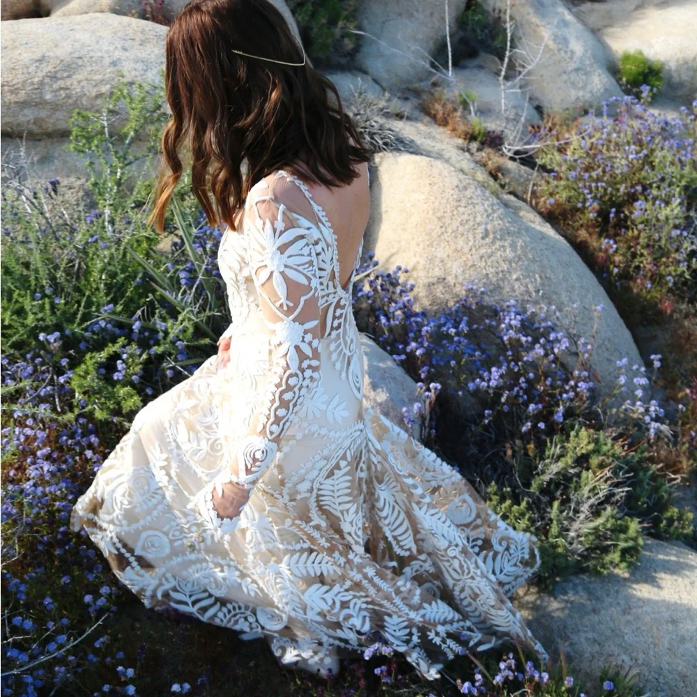 Elegant Cream Lace Wedding Dress - Picture 4 of 16